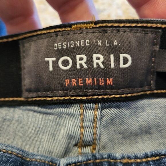 Torrid premium sky high skinny crop capris - Picture 3 of 10